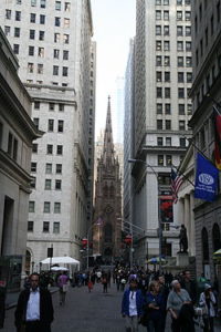 Wall_Street_and_Trinity_Church_2014